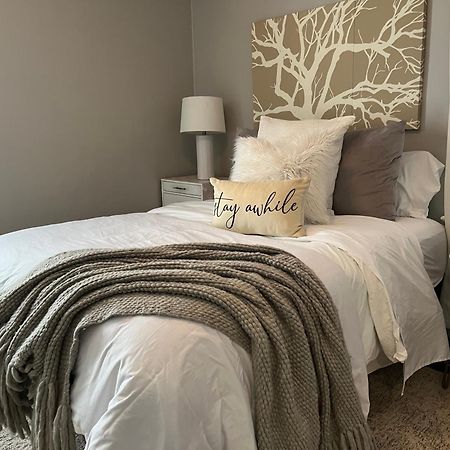 Cozy, 1St Floor Apartment 2Bdrms Plus Semi Private Room With Futon Pets With Fee Family Friendly Close To Everything Cleveland Dış mekan fotoğraf